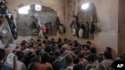 Des membres présumés de Daesh dans une prison au sud de Mossoul, le 18 juillet 2017.