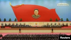 មេដឹកនាំ​កូរ៉េ​ខាង​ជើង Kim Jong Un ធ្វើ​ទស្សនកិច្ច​នៅ​វិមាន​បូជនីយដ្ឋាន Kumsusan នៅ​ថ្ងៃ​ខួប​នៃ​ការ​ស្លាប់​របស់​លោក Kim Jong Il កាលពី​ថ្ងៃទី១៦ ខែកុម្ភៈ ឆ្នាំ២០១៧។