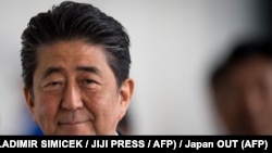 រូបឯកសារ៖ លោក Shinzo Abe អតីតនាយករដ្ឋមន្ត្រីជប៉ុន ក្នុងអំឡុងពេលចូលរួមកិច្ចប្រជុំរបស់បណ្តាប្រទេស V4 នៅទីក្រុង Bratislava នៃប្រទេសស្លូវ៉ាគី កាលពីថ្ងៃទី ២៥ ខែមេសា ឆ្នាំ ២០១៩។