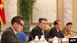 北韓中央通訊社2022年6月24日發布了這張未註明日期的照片。照片中，北韓領導人金正恩(中間)出席了勞動黨第八屆中央軍事委員會會議.