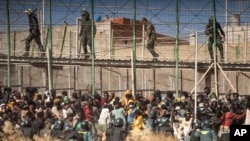 Des policiers anti-émeutes ont bouclé la zone après l'arrivée de migrants sur le sol espagnol et traversé les clôtures séparant l'enclave espagnole de Melilla du Maroc à Melilla, Espagne, le 24 juin 2022.