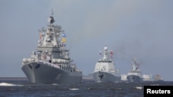 資料照：俄羅斯和中國軍艦在俄羅斯聖彼得堡海港小鎮喀琅施塔得海域舉行海軍日閱兵式。 (2017年7月30日)