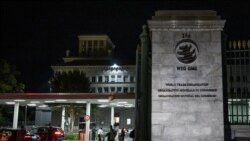 2022年6月17日，在日內瓦舉行的世界貿易組織(WTO)第十二屆部長級會議期間，代表團成員站在世貿組織總部的入口處。（法新社）
