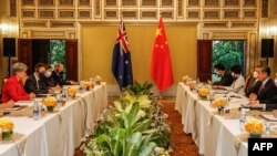 澳大利亞外長黃英賢(左)與中國外長王毅(右)在印度尼西亞度假勝地巴厘島努沙杜瓦舉行雙邊會談。 （資料照：2022年7月8日）