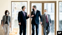 美國國務卿布林肯和中國外長王毅7月9日在印尼巴釐島出席20國集團外長一次會議前邊走邊交談。-美聯社照片