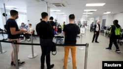Des personnes font la queue dans une clinique de vaccination contre la variole du singe à Montréal, Québec, Canada, le 6 juin 2022.