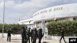 ARCHIVES - Des gendarmes sénégalais devant le palais de justice de Dakar, le 10 novembre 2021.
