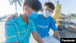 រូបថតចែករំលែកតាមទំព័រហ្វេសប៊ុករបស់អង្គការយូនីសេហ្វ (Unicef) ប្រចាំនៅកម្ពុជាកាលពីថ្ងៃទី១៥ ខែមិថុនា ឆ្នាំ២០២២ បង្ហាញពីយុទ្ធនាការថ្មី «ខ្ញុំធូរចិត្ត ពេល...» ដែលផ្តោតលើសុខភាពផ្លូវចិត្តចំពោះយុវវ័យកម្ពុជា។ (Facebook/UNICEF Cambodia)