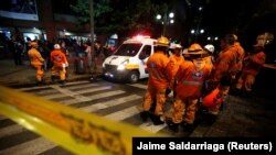 ARCHIVES - Des secouristes interviennent sur le site d'une urgence à Bogota, en Colombie, le 17 juin 2017. 