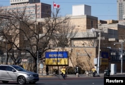 加拿大駐中國大使館外牆貼出烏克蘭國旗與支持烏克蘭的中文字樣。（2022年3月2日）