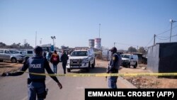ARCHIVES - Des policiers sud-africains sur une scène de crime à Soweto, le 10 juillet 2022.