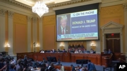 រូប​លោក​អតីតប្រធានាធិបតី Donald Trump ក្នុង​អំឡុង​បទសម្ភាសន៍​ជាមួយ​ទូរទស្សន៍ Fox News ត្រូវ​គេ​បង្ហាញ​នៅ​ក្នុង​អំឡុង​សវនាការ​របស់​គណៈកម្មាធិការ​សភា​ស៊ើបអង្កេត​កុបកម្ម​ថ្ងៃ ៦ ​មករា នៅ​វិមាន​សភា​​អាមេរិក​ កាល​ពី​ថ្ងៃ​ទី​២៣ ខែ​មិថុនា ឆ្នាំ​២០២២។