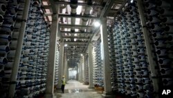 2020年5月16日，一名工人正在以色列哈代爾市的一座海水淡化工廠工作。