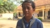 លោក​យ៉ង សាំងកុមារ​ ប្រធានគណៈកម្មាធិការ​នាយក​គណបក្សប្រជាធិបតេយ្យ​មូលដ្ឋាន​ (គ.ប.ម)​​ ថ្លែងជាមួយ​អ្នកសារព័ត៌មាន​​ នៅមុខការិយាល័យបោះឆ្នោតមួយកន្លែង​ស្ថិតក្នុងខេត្តតាកែវ​កាលពីថ្ងៃ​ទី​២៩​ ខែ​កក្កដា​ ឆ្នាំ​២០១៨។ (ហ៊ុល រស្មី/VOA)