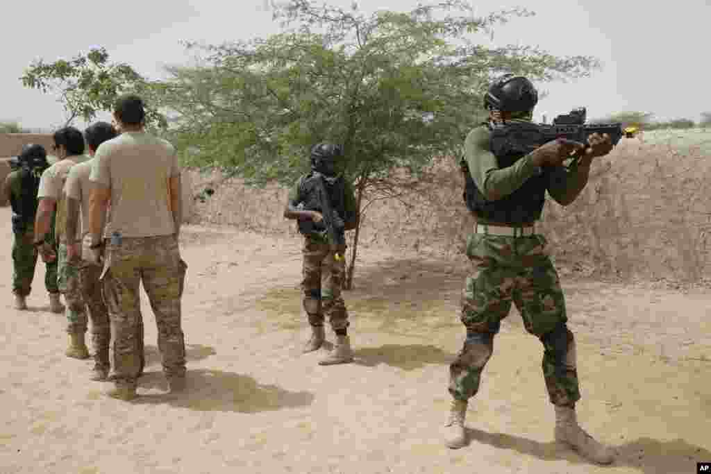Les forces spéciales nigérianes prennent part à un exercice de libération d'otages à Mao, Tchad, samedi 7 mars 2015.