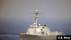 美軍麥坎貝尓號導彈驅逐艦2010年5月在西太平洋航行（美國海軍照片）。