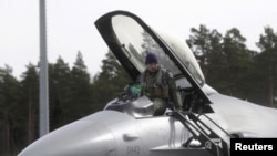 Архівне фото: пілот 510-ї винищувальної ескадрильї ВПС США залишає свій винищувач F-16 на авіабазі Амарі в Естонії, 26 березня 2015 року. REUTERS/Ints Kalnins/File Photo