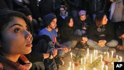 Des jeunes tunisiens se réunissent après les violences en Tunisie pendant le printemps arabe, le 22 janvier 2011.