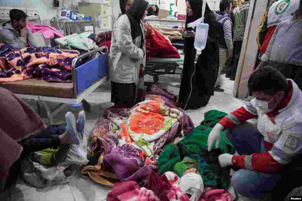 Des personnes sont soignées à la suite d'un tremblement de terre dans le comté de Sarpol-e Zahab à Kermanshah, en Iran, le 13 novembre 2017.