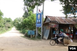 ស្លាកសញ្ញាមេដឹកនាំ​គណបក្ស​ប្រជាជន​កម្ពុជា នៅ​ក្នុង​ឃុំព្រៃខ្លា ស្រុកកោះអណ្តែត​ ខេត្តតាកែវ (ស៊ុន ណារិន/VOA)