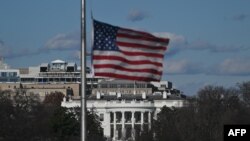 Прапор США біля Білого дому Вашингтон, CША, 30 грудня 2024 року. Фото: ROBERTO SCHMIDT / AFP