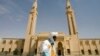 Un homme marche devant une mosquée, au centre de la capitale, à Nouakchott, le 2 février 2008.
