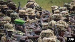 Des soldats de la Force de défense du peuple ougandais (UPDF) assistent à un événement spécial avant de commencer leur service sous les auspices de la Mission de l'Union africaine en Somalie (AMISOM) au camp militaire de Singo, à 75 km au nord de Kampala,