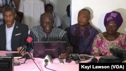 Conférence de presse de la coalition de l’opposition à Lomé, Togo, 8 décembre 2017. (VOA/Kayi Lawson)