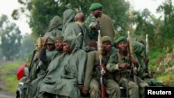 Des soldats congolais allant au combat contre le M23 dans l'est de la RDC (2 sept. 2013)