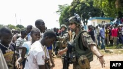 Des soldats français de l'opération Sangaris contiennent la foule à l'aéroport de Bangui, le 12 décembre 2013.