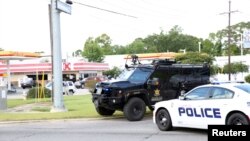 Des officiers de police ont bloqué la route à Baton Rouge, Louisiana, le 17 juillet 2016. 