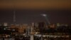 Personel layanan Ukraina menggunakan lampu sorot saat mencari drone di langit kota Kyiv, Ukraina, saat diserang drone Rusia, 25 Oktober 2024.