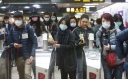 在台北一捷運站裡戴著口罩的台灣民眾。（2020年1月28日）