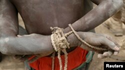 Le Nigeria dit avoir repoussé les insurgés de Boko Haram de l'Etat d'Adamawa. Sur cette photo, un présumé insurgé arrèté, attend à la base de champ d'un tchadiens soldats Gambaru, le Nigeria, le 26 février 2015.