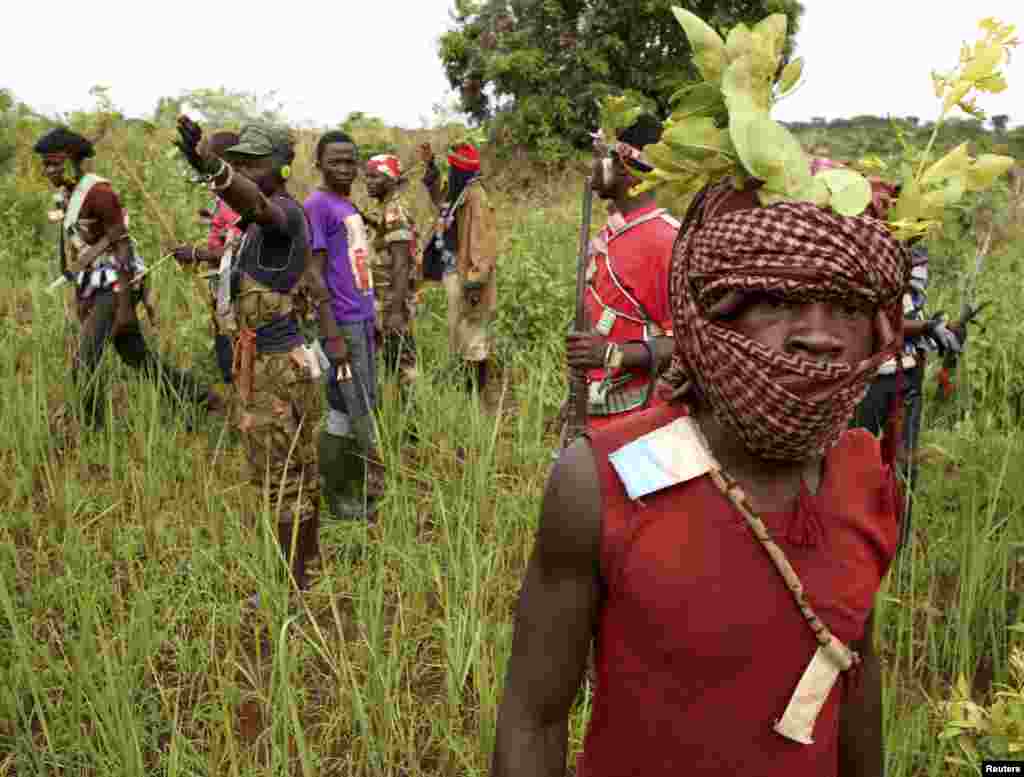 Des membres de la milice chrétienne anti-balaka patrouillent à l’extérieur du village centrafricain de Zawa, le 8 avril 2014.