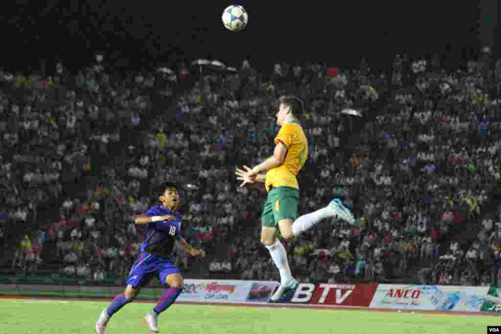 ការប្រកួតបាល់ទាត់ពានរង្វាន់យុវជនអាស៊ានក្រោមអាយុ១៦ រវាងក្រុមជម្រើសជាតិកម្ពុជា និង អូស្រ្តាលី កាលពីថ្ងៃទី៣០ ខែកក្កដា ឆ្នាំ២០១៥ នៅពហុកីឡាដ្ឋានជាតិអូឡាំពិក។ កម្ពុជាបានចាញ់អូស្រ្តាលី ក្នុងលទ្ធផល០ទល់នឹង៤។ (ប៉ាង ចំណាន/VOA)