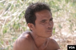 លោក សៅ ហ៊ា ស្វាមី​ជន​រងគ្រោះ​ដោយសារ​គ្រាប់​កាំភ្លើង ផ្តល់​បទសម្ភាសន៍​ដល់ VOA នៅផ្ទះ​របស់​លោក នៅក្នុងភូមិជ្រោះជ្រៅ ឃុំក្រញូងសែនជ័យ ស្រុកស្នួល ខេត្តក្រចេះ ថ្ងៃទី២ ខែមីនា ឆ្នាំ២០១៩។ (ស៊ុន ណារិន/VOA)