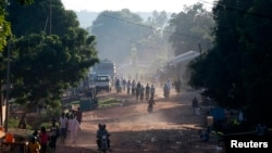Des habitants marchent dans la rue dans la ville de Bambari, Centrafrique, le 25 mai 2014. 