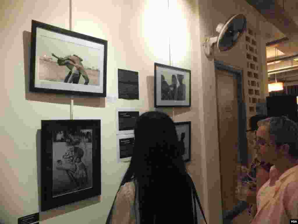 ពិព័រណ៍ «ជីវិតបីនៃបឹងកក់» បង្ហាញអំពីបទពិសោធក្នុងកំឡុងពេលអន្តរភាព និងឥទ្ធិពលនៃផលប៉ះពាល់ពីការអភិវឌ្ឍនៅតំបន់នោះ ត្រូវបានដាក់តាំងបង្ហាញនៅមជ្ឈមណ្ឌលបុប្ផាណា។ (សើ សាយ្យាណា/VOA)