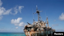 菲律賓一艘退役軍艦在中國稱“仁愛礁”的海域擱淺以堅守主權主張（路透社2014年3月30日）