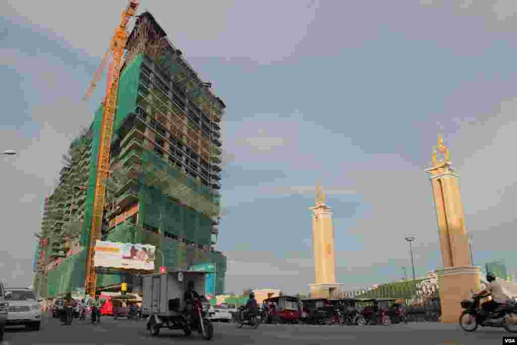 ការដ្ឋានសំណង់នៃគម្រោងក្រុងOlympia City ដែលស្ថិតនៅភាគជើងឆៀងខាងកើតនៃពហុកីឡាដ្ឋានជាតិអូឡាំពិកនៅថ្ងៃទី២៩ ខែកញ្ញា ឆ្នាំ២០១៤។ (នូវ ពៅលក្ខិណាVOA)