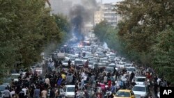 伊朗首都德黑蘭爆發抗議年輕女性被警察拘留期間死亡的行動。（2022年9月21日）
