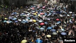 在2019年6月21日香港人在警察總部外抗議，要求香港領導人下台，並撤回引渡法案。
