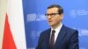 Kryeministri polak Mateusz Morawiecki flet në një konferencë për shtyp në Vilnius, të Lituanisë (21 nëntor 2021)