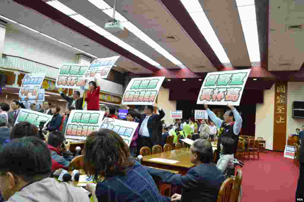 3月12日,會場內朝野兩黨各霸一方(美國之音申華拍攝)