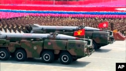 Des camions militaires portent des missiles lors d'une cérémonie marquant le 60e anniversaire de la guerre de l'armistice, à Pyongyang, Corée du Nord, 27 juillet 2013