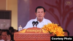 រូបឯកសារ៖ លោក​នាយករដ្ឋមន្ត្រី​ ហ៊ុន សែន​ ថ្លែងនៅក្នុង​កម្មវិធី​ប្រារព្ធ​ទិវា​ពិភពលោក​កាកបាទ​ក្រហម​ អឌ្ឍចន្ទ​ក្រហម ​៨​ ឧសភា លើក​ទី​១៥៤​នៅ​ស្នាក់ការ​របស់​កាកបាទ​ក្រហម​កម្ពុជា នៅ​រាជធានី​ភ្នំពេញ កាលពី​ថ្ងៃទី៨ ខែឧសភា ឆ្នាំ២០១៧។(រូបថត​ដក​ស្រង់​ចេញ​ពី​ហ្វេសប៊ុក​​ផ្លូវការ​លោក​ហ៊ុន​ សែន)