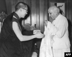 流亡印度的達賴喇嘛向印度總理尼赫魯獻哈達 (1959年資料圖片)