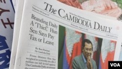 រូបឯកសារ៖ កាសែត​ The Cambodia Daily ចុះផ្សាយ​អត្ថបទ​ «លោក ហ៊ុន សៃន​​ ព្រមាន​ឲ្យ​ [កាសែត​ The Cambodia Daily] វេចបង្វិច​ បើសិន​មិន​បង់ពន្ធ» ដាក់​លក់​នៅតូប​កាសែត​មួយ​ ក្នុង​រាជធានី​ភ្នំពេញ​ នៅថ្ងៃទី២៣​ ខែសីហា​ ឆ្នាំ២០១៧។ នាពេលថ្មីៗ​នេះ​ រដ្ឋាភិបាល​តម្រូវ​ឲ្យ​កាសែត​ The Cambodia Daily បង់ពន្ធ​ចំនួន​ជាង​៦លាន​ដុល្លារ​អាមេរិក​ ដែល​កាសែត​នេះ​ខកខាន​មិនបាន​បង់ជូន​រដ្ឋ​តាំងពី​ឆ្នាំ២០០៧។ (ហ៊ាន សុជាតា/VOA)