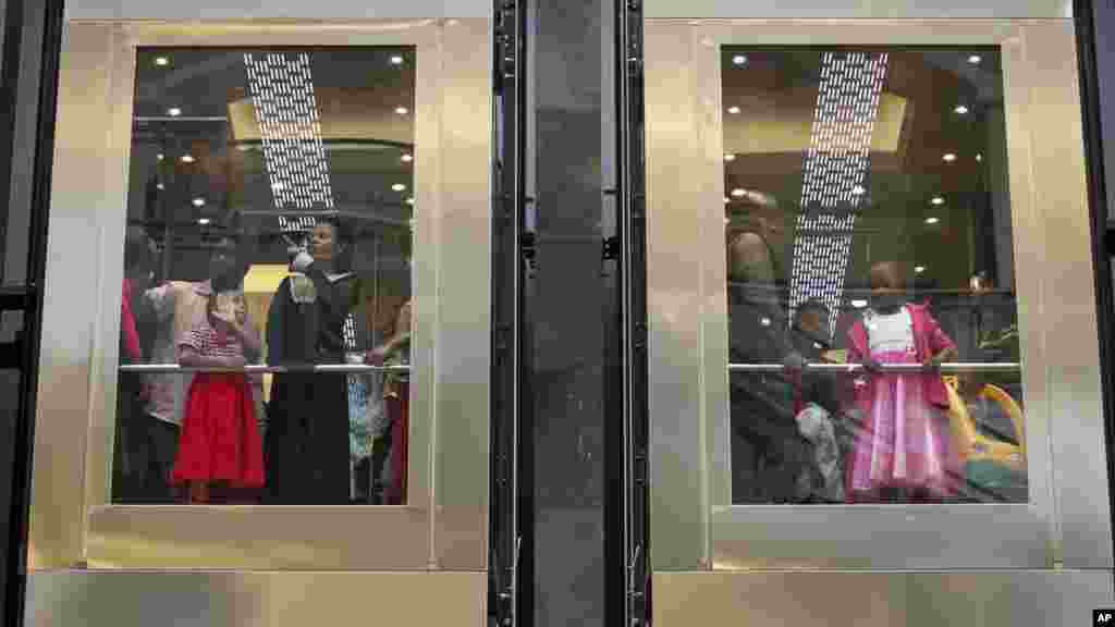 Des visiteurs regardent depuis un ascenseur du centre commercial Westgatek, le 18 juillet 2015.